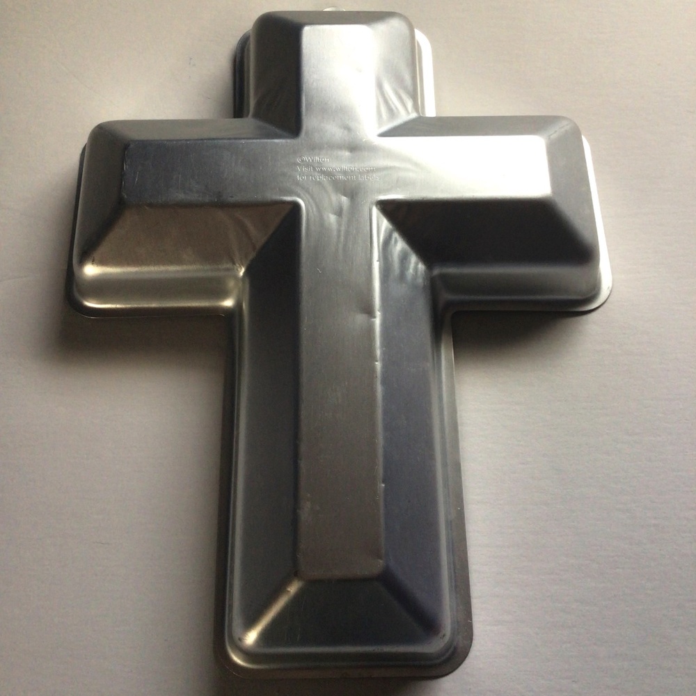 Wilton 3D Cross Shaped Aluminum Cake Pan